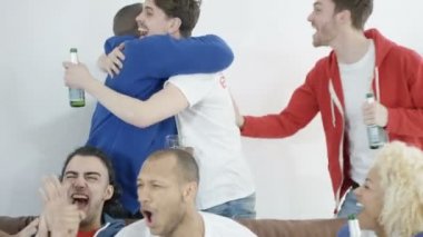 televizyonda spor maç izlerken arkadaşlar