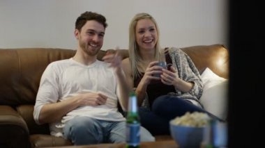 çift televizyon izliyor.