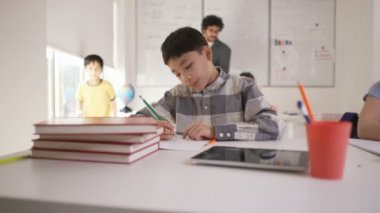 mutlu küçük çocuk masasında çalışma