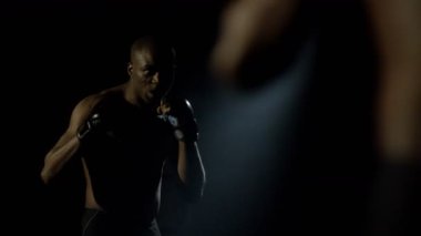 Aynanın önünde eğitimi Mma savaşçı