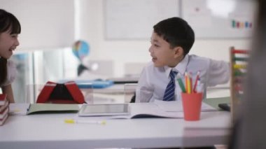okul çocukları sınıfta öğretmen için dinleme 