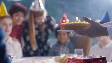 kek üzerine mumlar dışarı çocuk darbeler