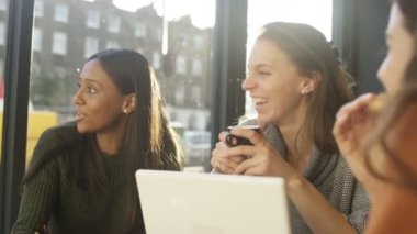 kafede içki içiyorduk arkadaşlar