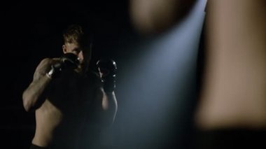 Aynanın önünde eğitimi Mma savaşçı