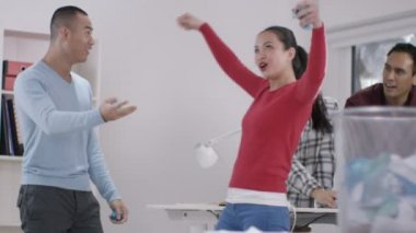 Ofis çalışanları amaçlayan kağıt kadar haddelenmiş