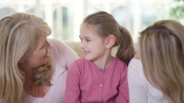 Güzel gülümseyen aile