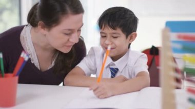 çocuk sınıf öğretmeni bazı yardım alma