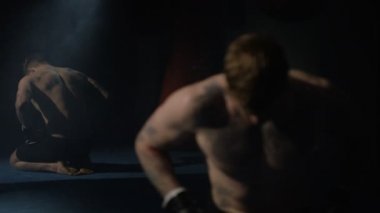 Mma savaşçı bir egzersiz sırasında dinlenme