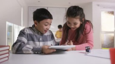 erkek ve kız bilgisayar tablet üzerinde çalışan