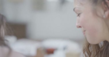 Arkadaş holding bebek ile anne