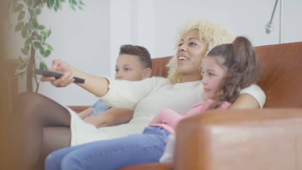 母亲和儿童看电视 — 图库视频影像