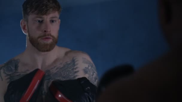 MMA vechter training met partner — Stockvideo