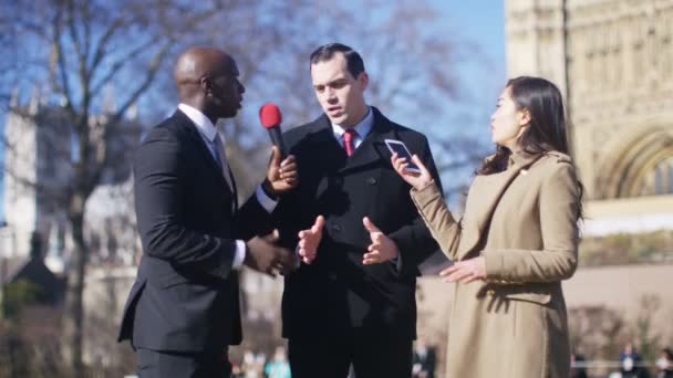 Político dando entrevista en vivo a reporteros — Vídeos de Stock