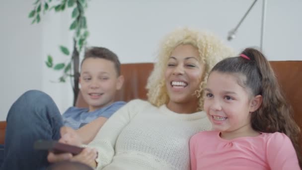 Η μητέρα και τα παιδιά που παρακολουθούν τηλεόραση — Αρχείο Βίντεο