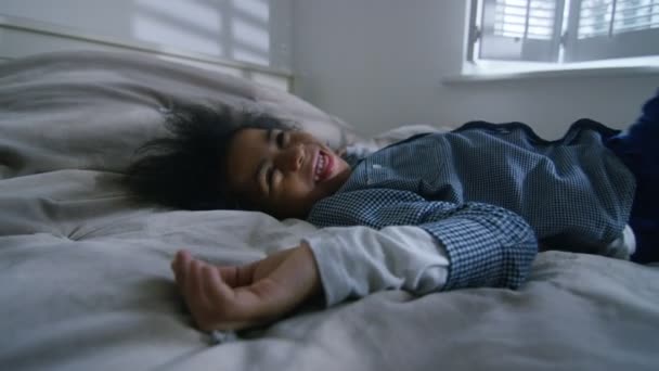 Мальчик, лежащий на кровати — стоковое видео