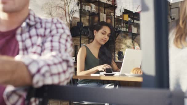 Женщина, работающая на ноутбуке — стоковое видео