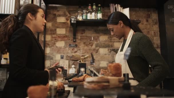 Arbeiter, der im Café professionelle Bedienung anbietet — Stockvideo