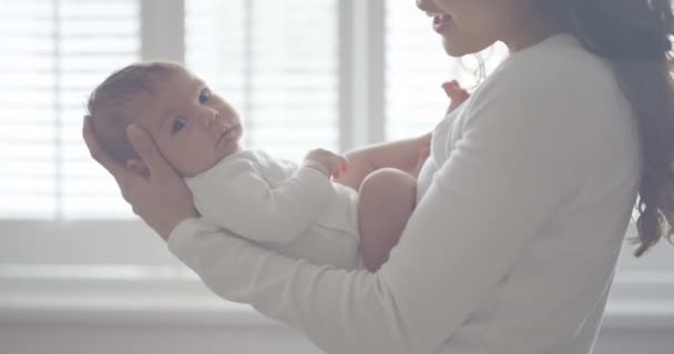 Mãe segurando bebê filha — Vídeo de Stock