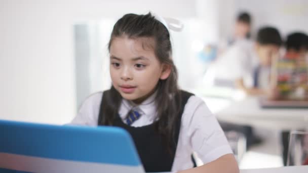 Niños mirando la computadora en el aula de la escuela — Vídeo de stock