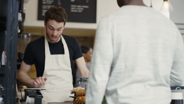 Arbeiter bedient einen Kunden im Geschäft — Stockvideo