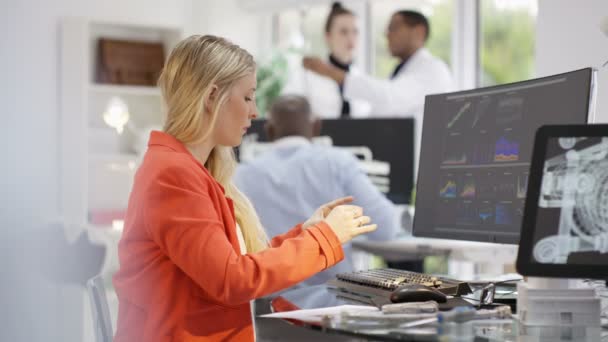 ingénieurs analysant les données techniques 