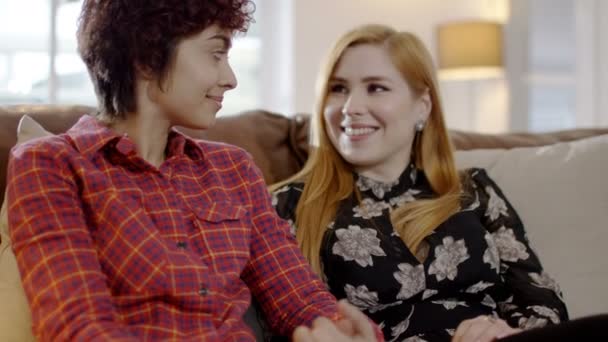 집에서 휴식 하는 여성 커플 — 비디오