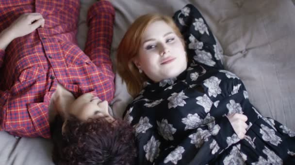 Жіноча пара лежить, щоб розслабитися — стокове відео