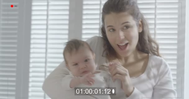 Anne kucağında bebek — Stok video