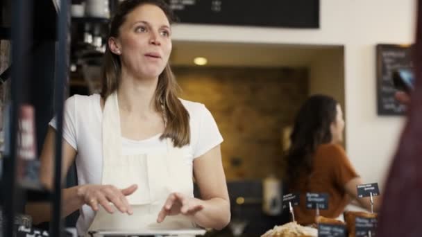 Pekerja melayani pelanggan di toko — Stok Video