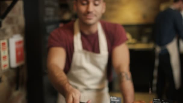 Trabajador de cafetería que sirve al cliente — Vídeos de Stock