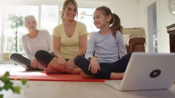 Yoga yaparken aile — Stok video