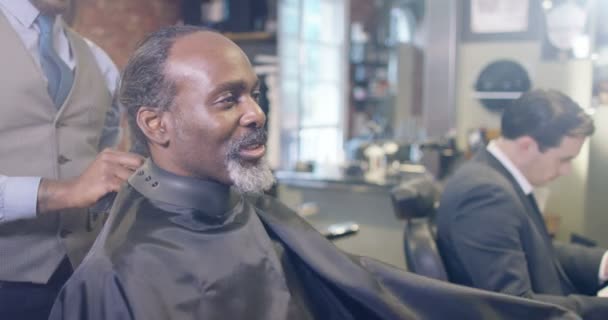 Friseur arbeitet an einem Kunden — Stockvideo