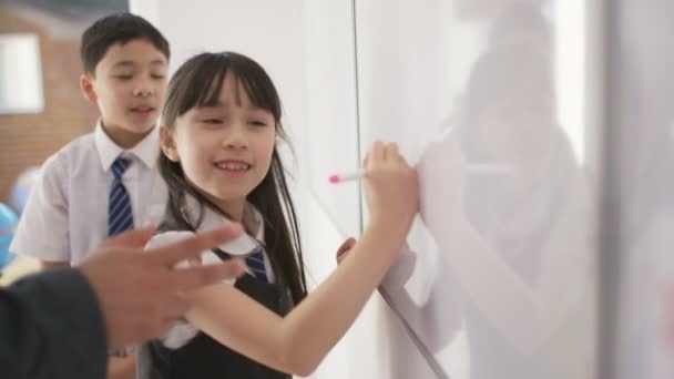 Schoolkinderen in klasse luisteren naar leraar — Stockvideo