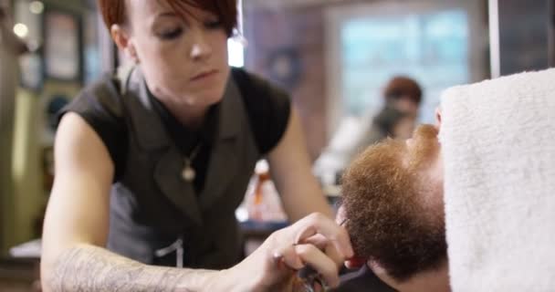 Перукар дає клієнту обробку бороди — стокове відео