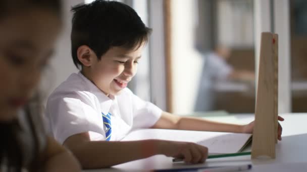 Jovens escolares em classe — Vídeo de Stock