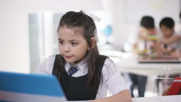 Children looking at computer — Stock Video