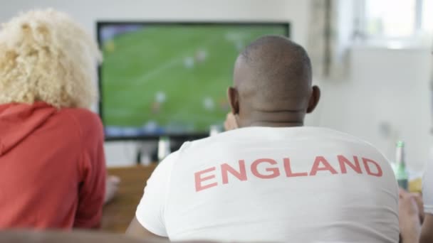 Amigos viendo deportes juego en la televisión — Vídeos de Stock