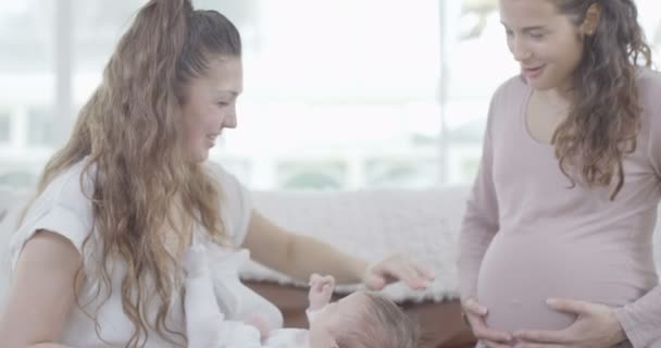 Hamile arkadaş holding bebek ile anne — Stok video