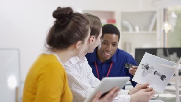 Onderzoek ingenieur werken met collega 's — Stockvideo