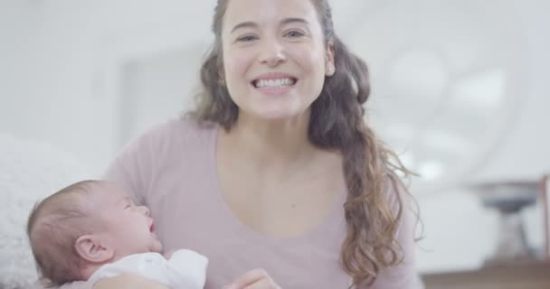 Anne bebek kızı holding — Stok video