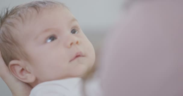 Mother holding daughter at home — Stock Video