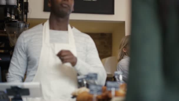 Worker serving a customer in shop — Stock Video