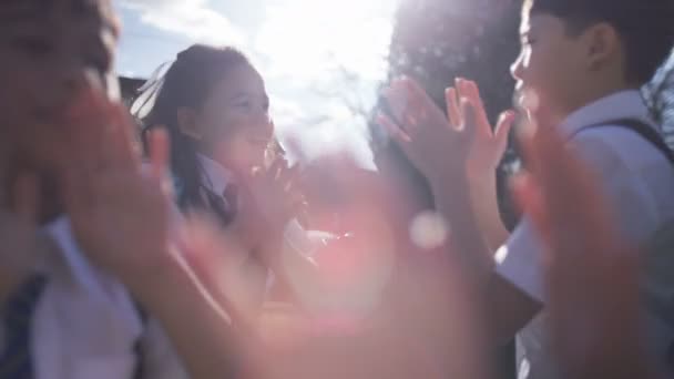 Anak-anak bermain tepukan kue di luar ruangan — Stok Video
