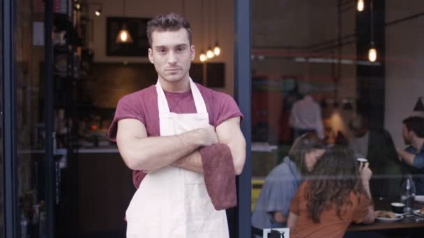 Proprietário de pé na entrada do café — Vídeo de Stock