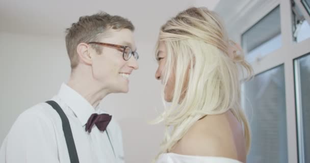 Hombre y gay pareja llegar listo para la boda — Vídeos de Stock