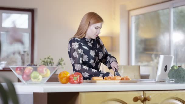 Pareja preparando una comida — Vídeos de Stock