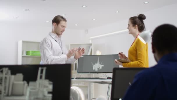 Équipe d'ingénieurs à la recherche de composants 