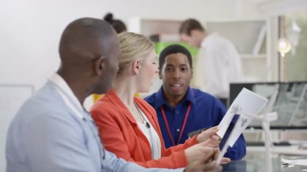 Onderzoek ingenieur werken met collega 's — Stockvideo