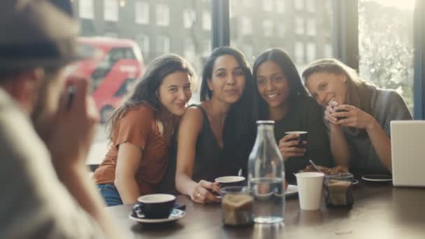 Друзья позируют для фото в кафе — стоковое видео
