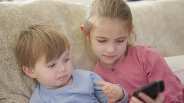 男孩和女孩看着平板电脑 — 图库视频影像